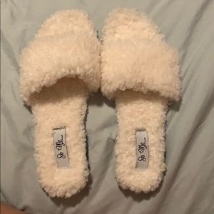 White fluffy slippers, Size 5.5 !